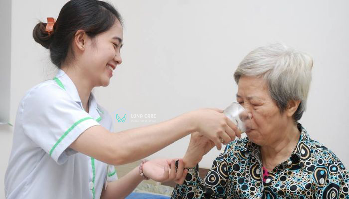 Dịch vụ giúp việc Luna Care - Chăm sóc người bệnh